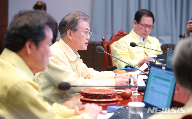 【서울=뉴시스】전신 기자 = 문재인 대통령이 29일 청와대 여민관 영상회의실에서 열린 을지태극 국무회의를 주재하고 있다. 2019.05.29. photo1006@newsis.com