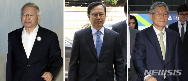 【서울=뉴시스】최진석 기자 = 양승태(왼쪽부터) 전 대법원장과 박병대, 고영한 전 대법관이 지난 5월29일 오전 서울 서초구 서울중앙지법에서 열린 '사법행정권 남용' 관련 1차 공판에 출석하고 있다. 2019.05.29.myjs@newsis.com