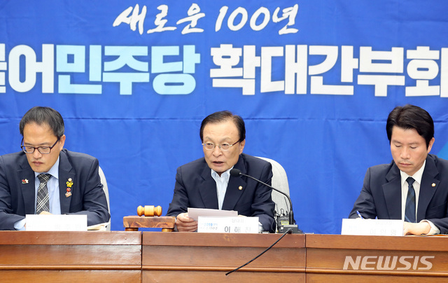 【서울=뉴시스】이종철 기자 = 29일 서울 여의도 국회에서 열린 더불어민주당 확대간부회의에서 이해찬 대표가 모두발언을 하고 있다. 2019.05.29. jc4321@newsis.com