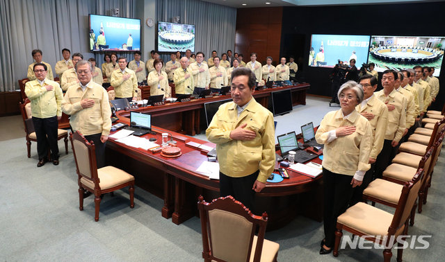 【서울=뉴시스】전신 기자 = 문재인 대통령이 29일 청와대 여민관 영상회의실에서 열린 을지태극 국무회의에서 국기에 경례하고 있다. 2019.05.29. photo1006@newsis.com