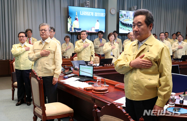 【서울=뉴시스】전신 기자 = 문재인 대통령이 29일 청와대 여민관 영상회의실에서 열린 을지태극 국무회의에서 국기에 경례하고 있다. 2019.05.29. photo1006@newsis.com