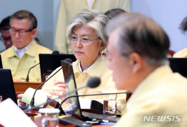 【서울=뉴시스】전신 기자 = 강경화 외교부 장관이 29일 청와대 여민관 영상회의실에서 열린 을지태극 국무회의에서 문재인 대통령의 모두발언을 듣고 있다. 2019.05.29. photo1006@newsis.com