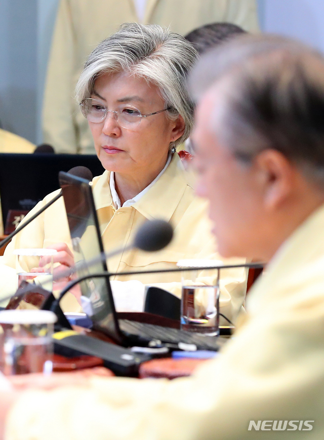【서울=뉴시스】전신 기자 = 강경화 외교부 장관이 29일 청와대 여민관 영상회의실에서 열린 을지태극 국무회의에서 문재인 대통령의 모두발언을 듣고 있다. 2019.05.29. photo1006@newsis.com