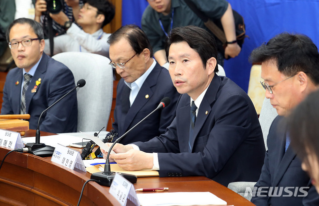 【서울=뉴시스】이종철 기자 = 29일 서울 여의도 국회에서 열린 더불어민주당 확대간부회의에서 이인영 원내대표가 모두발언을 하고 있다. 2019.05.29. jc4321@newsis.com