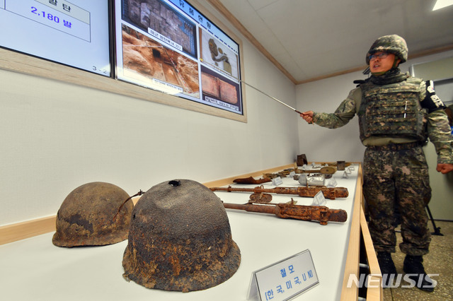 【철원=뉴시스】사진공동취재단 = 28일 강원 철원군 민통선 내 우리 측 지역인 화살머리고지일대 한 경계초소에서 군관계자가 취재진에게 발굴된 유품에 관해 설명하고 있다.국방부는 지난 4월 1일부터 5월 22일 까지 발굴된 유해는 총 321점이며, 유품은 2만2808점이라고 밝혔다. 2019.5.29. photo@newsis.com