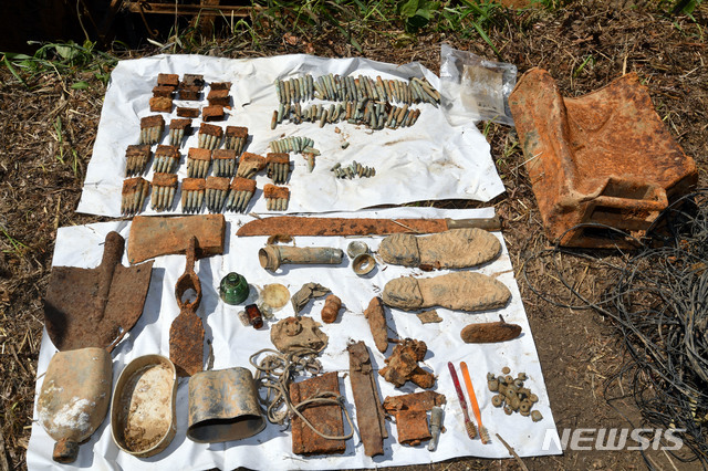 【철원=뉴시스】사진공동취재단 = 28일 강원 철원군 민통선 내 우리 측 지역인 화살머리고지일대에서 군관계자가 취재진에게 발굴된 유품에 관해 설명하고 있다. 국방부는 지난 4월 1일부터 5월 22일 까지 발굴된 유해는 총 321점이며, 유품은 2만2808점이라고 밝혔다. 2019.05.29. photo@newsis.com