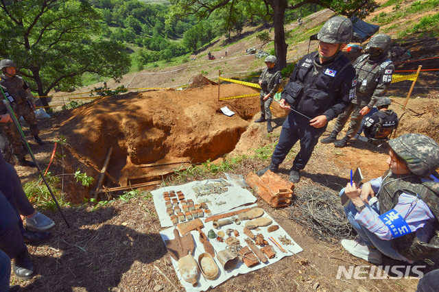 【철원=뉴시스】사진공동취재단 = 28일 강원 철원군 민통선 내 우리 측 지역인 화살머리고지일대에서 군관계자가 취재진에게 발굴된 유품에 관해 설명하고 있다. 국방부는 지난 4월 1일부터 5월 22일 까지 발굴된 유해는 총 321점이며, 유품은 2만2808점이라고 밝혔다. 2019.05.29. photo@newsis.com