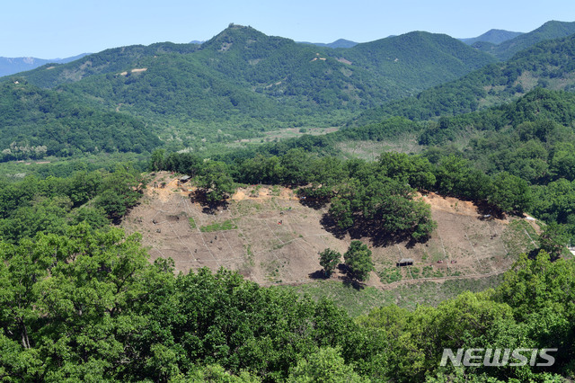 【철원=뉴시스】사진공동취재단 = 28일 강원 철원군 민통선 내 우리 측 지역인 화살머리고지일대에서 남북공동유해발굴 T/F 장병들이 지뢰제거와 기초발굴을 하고 있다.국방부는 지난 4월 1일부터 5월 22일 까지 발굴된 유해는 총 321점이며, 유품은 2만2808점이라고 밝혔다. 2019.5.29. photo@newsis.com