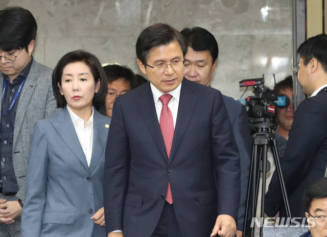 【서울=뉴시스】 전진환 기자 = 자유한국당 의원총회가 열린 29일 오후 서울 여의도 국회 본관 228호에 황교안 대표와 나경원 원내대표가 들어오고 있다. 2019.05.29. amin2@newsis.com