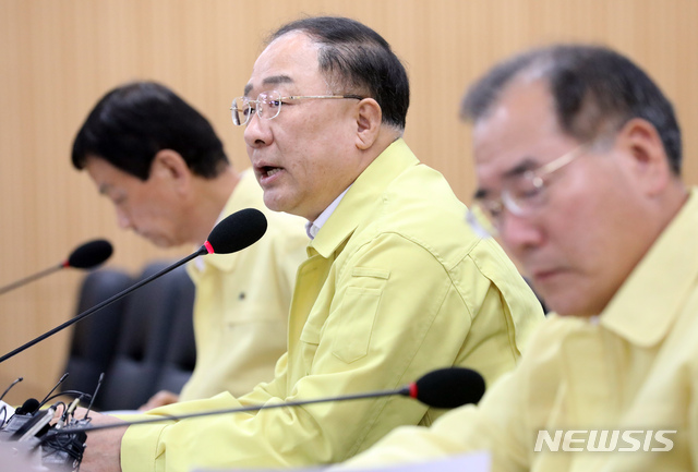 【세종=뉴시스】강종민 기자 = 홍남기 부총리 겸 기획재정부 장관이 29일 오후 정부세종청사에서 열린 경제관계장관 간담회에서 모두발언을 통해 추경 통과를 촉구하고 있다. 2019.05.29. ppkjm@newsis.com