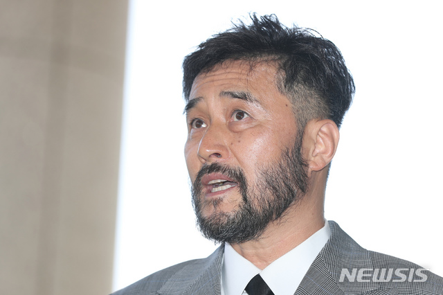 【서울=뉴시스】이윤청 기자 = 보복운전 혐의를 받는 배우 최민수씨가 지난 5월 2차 공판에 출석하기 위해 서울 양천구 서울남부지법으로 들어서며 입장을 밝히고 있다. 2019.05.29. radiohead@newsis.com