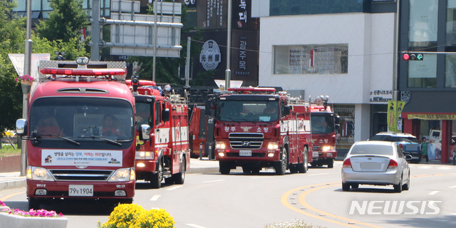 【광주=뉴시스】변재훈 기자 = 광주 동부소방서는 29일 오후 소방차량의 긴급출동 시 양보 필요성에 대한 시민 공감대를 형성하고 현장 도착 시간 단축을 위해 소방차 길 터주기 훈련을 벌였다. 2019.05.29. (사진=광주 동부소방 제공)&nbsp;&nbsp; photo@newsis.com