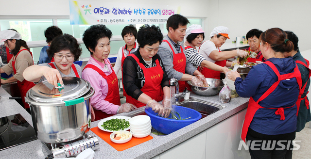 【광주=뉴시스】변재훈 기자 = 광주 동구는 푸른마을공동체센터 안에 마련한 '공유부엌'이 본격적인 운영에 들어갔다고 29일 밝혔다. 2019.05.29. (사진=광주 동구 제공) photo@newsis.com