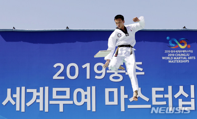 【서울=뉴시스】최동준 기자 = 29일 서울 광화문광장에서 열린 '충주 세계무예마스터십 D-100 성공기원' 행사에서 무예팀이 멋진 무예 공연을 선보이고 있다. 2019.05.29. photocdj@newsis.com