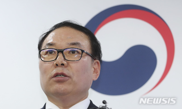 【과천=뉴시스】최진석 기자 = 정한중 과거사위원회 위원장 권한대행이 29일 오후 경기 정부과천청사 법무부 브리핑실에서 '법무부 검찰 과거사위원회 '김학의 사건' 활동 마무리 소감'을 발표 하고 있다. 2019.05.29.myjs@newsis.com