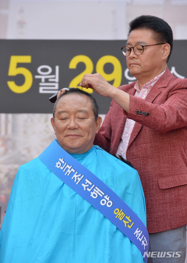 【울산=뉴시스】배병수 기자 = 한국조선해양 울산 존치 촉구 울산시민 총궐기대회가 29일 오후 울산시 남구 롯데백화점 광장에서 열린 가운데 송철호 울산시장이 결의의 뜻으로 삭발하고 있다. 2019.05.29. bbs@newsis.com