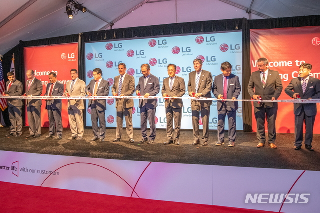 【서울=뉴시스】LG전자가 현지시간 29일 美 테네시(Tennessee)주 클락스빌(Clarksville)에 위치한 테네시 생산법인에서 'LG전자 테네시 세탁기공장 준공식'을 가졌다. 왼쪽 두번째부터 조 피츠(Joe Pitts) 클락스빌 시장, LG전자 글로벌생산센터 한주우 자문역, 마크 그린(Mark Green) 美 연방의회 하원의원, LG전자 북미지역대표 조주완 부사장, 빌 리(Bill Lee) 테네시주 주지사, LG전자 H&A사업본부장 송대현 사장, 김영준 주애틀랜타 총영사, 밥 롤프(Bob Rolfe) 테네시주 상공부장관, LG전자 리빙어플라이언스사업부장 류재철 부사장, 짐 듀렛(Jim Durrett) 몽고메리카운티 시장, LG전자 테네시생산법인장 김운태 상무. 2019.05.30. (사진=LG전자 제공)