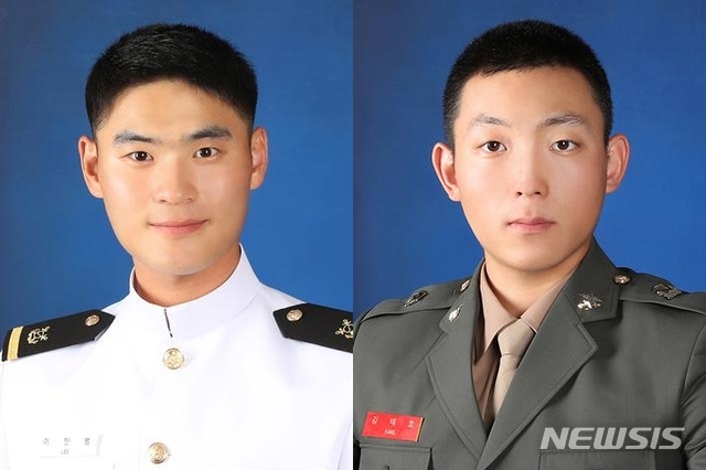 【서울=뉴시스】 제126기 해군·해병대 사관후보생 임관에서 국방부 장관상을 받은 이찬범 해군 소위와 강태호 해병 소위. (해군 제공)