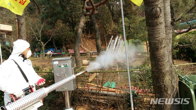[세종=뉴시스] 강경국 기자 = 경남 창원시 하절기 방역소독. 2019.05.30. (사진=창원시청 제공) photo@newsis.com