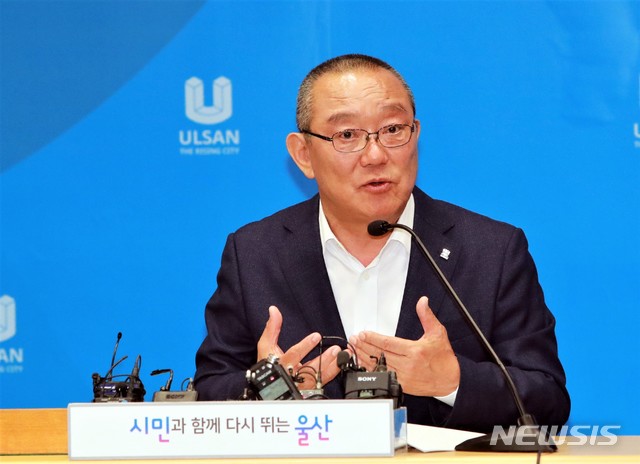 【울산=뉴시스】조현철 기자 = 송철호 울산시장이 30일 오전 울산시청 프레스센터에서 한국조선해양 울산 존치 촉구 기자간담회를 열고 있다. 2019.05.30. (사진=울산시 제공) photo@newsis.com 