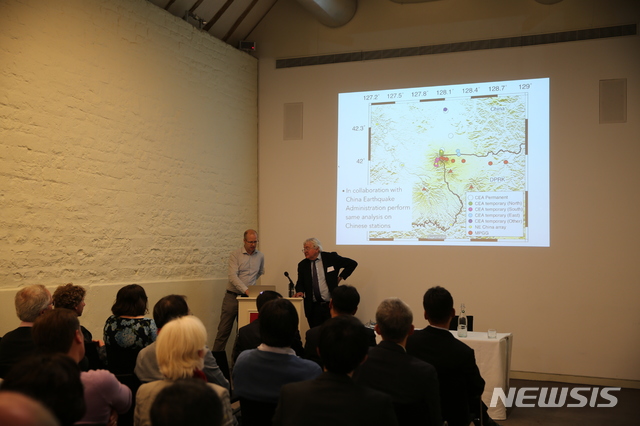 【서울=뉴시스】기초과학연구원과 한국과학기술한림원, 영국 왕립학회가 지난 29일(현지 시각) 영국 밀턴케인즈에서 '제 4회 한·영 리서치 콘퍼런스'를 개최했다. 사진은 발표 후 질의응답을 받는 제임스 해먼드 교수(옆은 리처드 캣로 영국 왕립학회 부회장). (사진/밀턴케인즈=공동취재단 제공) photo@newsis.com