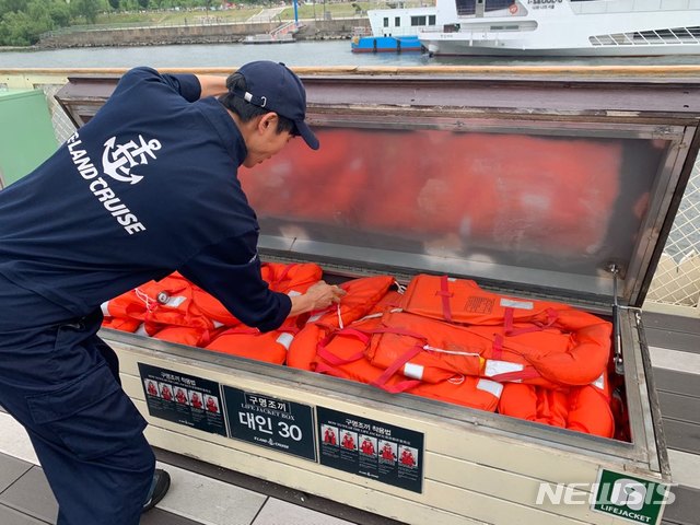 【서울=뉴시스】 고가혜 기자=30일 오후 서울 여의도 이랜드크루즈의 한강 유람선 관계자가 2층 갑판에 비치된 구명조끼함을 열어 보이고 있다. 2019.05.30