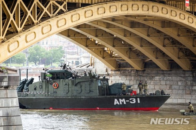 30일 다뉴브강 침몰 지점인 마르가렛교 아래 구조선 <atv 캡쳐>