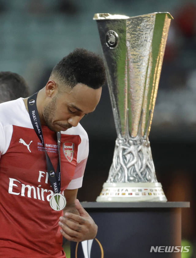 【바쿠(아제르바이잔)=AP/뉴시스】허탈해하는 오바메앙.