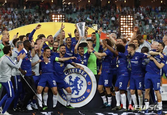 【바쿠(아제르바이잔)=AP/뉴시스】유로파리그 정상에 오른 첼시 선수단. 