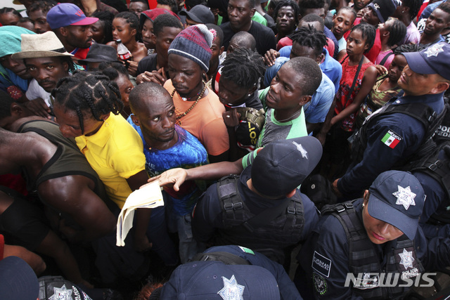【타파출라=AP/뉴시스】27일(현지시간) 멕시코 치아파스주 타파출라의 이민센터로 아이티에서 온 이민자들이 몰려들고 있다. 2019.05.31.