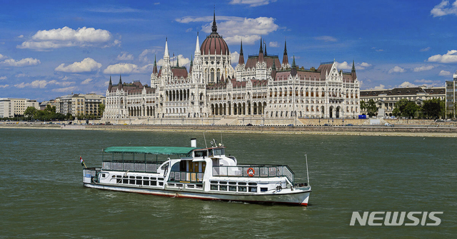 【부다페스트(헝가리)=AP/뉴시스】헝가리 언론은 29일(현지시간) 부다페스트 다뉴브강에서 34명이 탄 유람선 '하블레아니'가 다른 선박과 충돌 후 침몰했다고 보도했다. 사진은 촬영 날짜 미상의 사진으로 '하블레아니' 유람선이 다뉴브강을 운항 중인 모습. 2019.05.30.