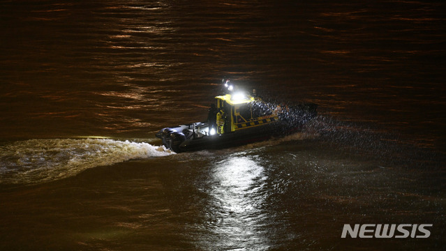 【부다페스트(헝가리)=AP/뉴시스】헝가리 부다페스트 다뉴브강에서 한국인 관광객 33명 등 35명이 탑승한 유람선 '하블레아니'가 침몰해 구조대와 경찰이 다뉴강 주변을 수색하고 있다.&nbsp; 외교부는 "한국 단체 관광객 33명이 해당 유람선에 탔던 것으로 파악됐다"며 "현재 7명이 구조됐고 실종자 19명에 대한 구조작업이 진행 중이며, 사망자 7명에 대한 국적과 신원은 확인 중"이라고 밝혔다. 2019.05.30. 