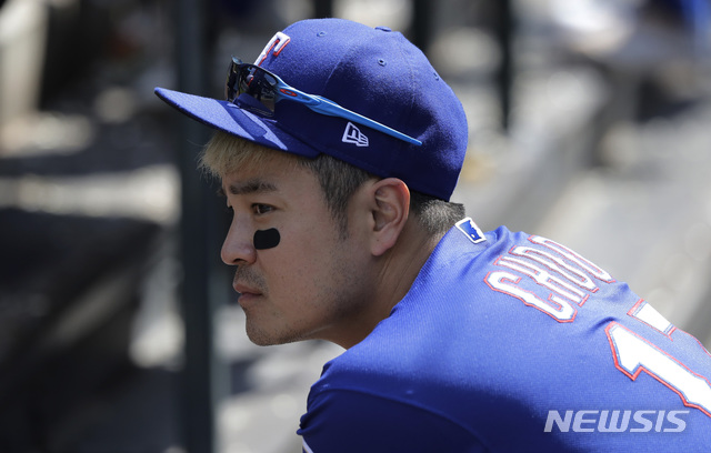 【시애틀=AP/뉴시스】텍사스 레인저스의 추신수가 29일(현지시간) 미 워싱턴주 시애틀의 T-모바일 파크에서 열린 2019 메이저리그 시애틀 매리너스와의 경기를 더그아웃에서 지켜보고 있다. 추신수는 팀이 5-7로 뒤진 8회초 2사 2, 3루에서 대타로 나서 적시 2타점 적시타로 동점을 만들며 팀의 8-7 역전승을 이끌었다. 2019.05.30.