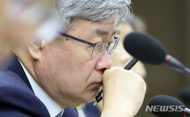 【세종=뉴시스】강종민 기자 = 이재갑 고용노동부 장관이 30일 오전 정부세종청사에서 열린 국정현안점검조정회의에서 깊은 생각에 빠져 있다. 내년 최저임금을 결정할 최저임금위원회 위원 위촉과 전원회의가 이날 열릴 예정이다. 2019.05.30.&nbsp; ppkjm@newsis.com