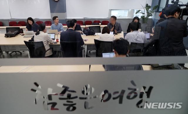 【서울=뉴시스】 고범준 기자 = 헝가리 부다페스트 다뉴브 강에서 우리국민 단체여행객 33명과 헝가리인 승무원 2명이 탑승한 유람선이 크루즈선과 충돌하여 침몰하는 사고가 발생했다.&nbsp; 우리국민 33명 중 현재 7명이 구조되었고, 실종자 19명에 대한 구조작업이 진행 중이며, 사망자는 7명인 것으로 확인되고 있다고 외교부가 밝혔다. 사진은 30일 오전 서울 중구 서소문로에 위치한 참좋은여행사에서 관계자가 취재진에게 사고 상황 설명을 하고 있다. 2019.05.30.&nbsp; bjko@newsis.com 