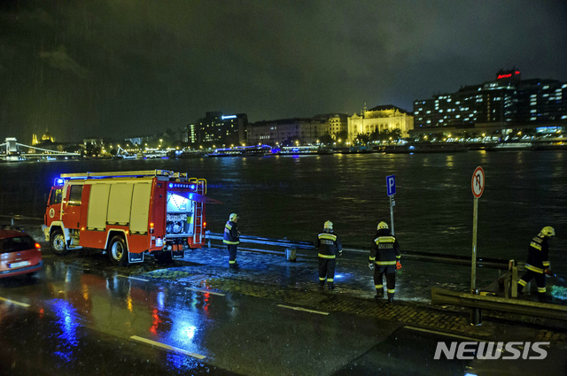 【부다페스트(헝가리)=AP/뉴시스】헝가리 부다페스트 다뉴브강에서 한국인 관광객 등이 탑승한 유람선 '하블레아니'가 침몰해 구조대가 다뉴강 둑에서 수색작업을 하고 있다. 외교부는 "한국 단체 관광객 33명이 해당 유람선에 탑승한 것으로 파악됐다"며 "현재 7명이 구조됐고 실종자 19명에 대한 구조작업이 진행 중"이라고 밝혔다. 현재 외교부, 여행사, 현지 언론 등의 유람선 탑승객 숫자가 약간의 차이를 보이는 가운데 사고 현장에서는 빗속&nbsp; 수색 작업이 이뤄지고 있다. 2019.05.30. 