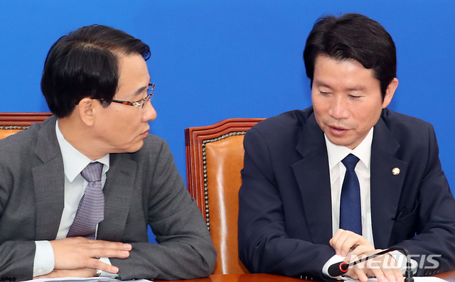 【서울=뉴시스】이종철 기자 = 30일 서울 여의도 국회에서 열린 더불어민주당 정책조정회의에서 이인영 원내대표가 이원욱 원내수석부대표와 의견을 나누고 있다. 2019.05.30. jc4321@newsis.com