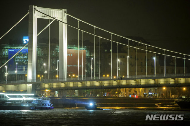  【부다페스트(헝가리)=AP/뉴시스】헝가리 부다페스트 다뉴브강에서 한국인 관광객 등이 탑승한 유람선 '하블레아니'가 침몰해 한 구조 보트가 다뉴강 주변을 수색하고 있다.&nbsp; 외교부는 "한국 단체 관광객 33명이 해당 유람선에 탑승한 것으로 파악됐다"며 "현재 7명이 구조됐고 실종자 19명에 대한 구조작업이 진행 중"이라고 밝혔다.&nbsp; 현재 외교부, 여행사, 현지 언론 등의 유람선 탑승객 숫자가 약간의 차이를 보이는 가운데 사고 현장에서는 빗속 수색 작업이 이뤄지고 있다. 2019.05.30. 