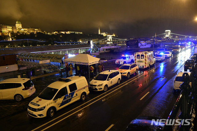【부다페스트=AP/뉴시스】헝가리 수도 부다페스트에서 29일 한국 관광객들이 탄 유람선이 다른 배와 충돌해 침몰한 가운데, 30일(현지시간) 사고가 발생한 다뉴브강(헝가리어 두나 강) 도로변에 구급차들이 늘어서 있다.  2019.05.30