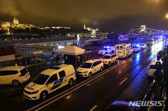 【부다페스트=AP/뉴시스】헝가리 수도 부다페스트에서 29일 한국 관광객들이 탄 유람선이 다른 배와 충돌해 침몰한 가운데, 30일(현지시간) 사고가 발생한 다뉴브강(헝가리어 두나 강) 도로변에 구급차들이 늘어서 있다. 2019.05.30 