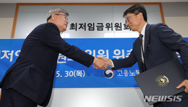 【세종=뉴시스】강종민 기자 = 이재갑 고용노동부 장관이 30일 오전 정부세종청사에서 지난 24일 위촉된 최저임금위원들 중 박준식 공익위원에게 위촉장을 전달하고 있다. 2019.05.30. ppkjm@newsis.com