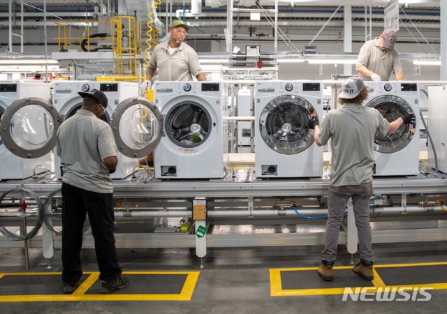 【서울=뉴시스】LG전자 미국 테네시주 클락스빌에 위치한 테네시 공장. 사진은 직원들이 세탁기를 생산하는 모습. 2019.05.30. (사진=LG전자 제공) photo@newsis.com