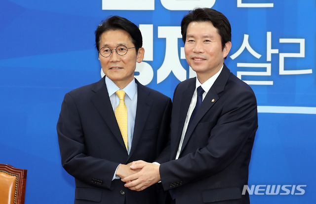 【서울=뉴시스】이종철 기자 = 연임된 윤소하 정의당 원내대표가 30일 서울 여의도 국회에서 더불어민주당 이인영 원내대표를 예방하여 악수를 하고 있다. 2019.05.30. jc4321@newsis.com