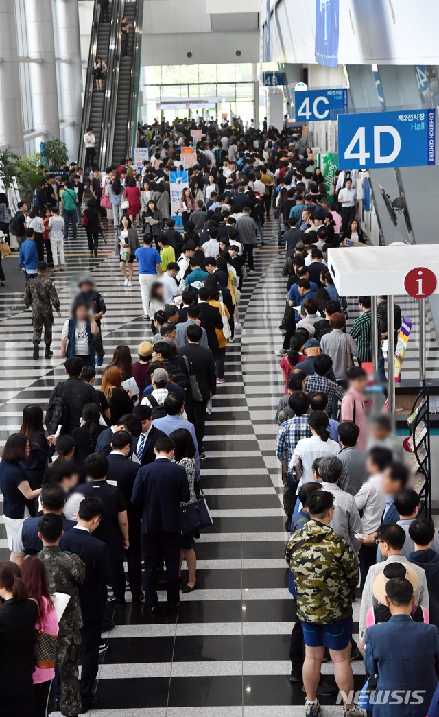 【부산=뉴시스】 지난 5월 부산 해운대구 벡스코 제2전시장에서 열린 '2019 부산광역권 일자리박람회'에 몰린 구직자들. (사진=뉴시스 DB)