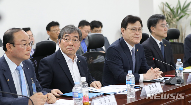 【서울=뉴시스】 전진환 기자 = 제3인터넷전문은행 추가 사업자 선정 실패 대책 논의를 위한 긴급 당정 회의가 열린 30일 오전 서울 여의도 국회 의원회관 306호실에 최종구 (오른쪽 두번째) 금융위원장, 윤석헌(왼쪽 두번째) 금융감독원장이 자리하고 있다. 2019.05.30. amin2@newsis.com