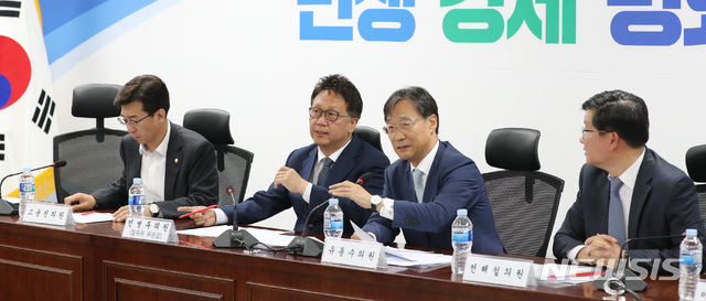【서울=뉴시스】 전진환 기자 = 제3인터넷전문은행 추가 사업자 선정 실패 대책 논의를 위한 긴급 당정 회의가 열린 30일 오전 서울 여의도 국회 의원회관 306호실에서 민병두(왼쪽 두번째) 국회 정무위원장과 위원들이 자리하고 있다. 2019.05.30. amin2@newsis.com