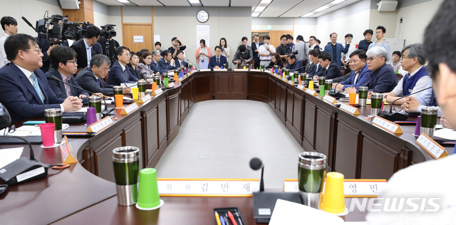 【세종=뉴시스】강종민 기자 = 30일 오전 정부세종청사 최저임금위원회 전원회의장에서 박준식 위원장이 2차 전원회의를 주재하고 있다.이날 이재갑 고용노동부 장관에게 위촉장을 받은 박 위원장은 위원들의 투표를 통해 위원장으로 선임됐다. 2019.05.30.&nbsp; ppkjm@newsis.com