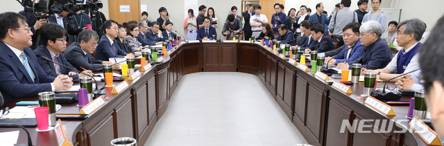 【세종=뉴시스】강종민 기자 = 30일 오전 정부세종청사 최저임금위원회 전원회의장에서 박준식 위원장이 2차 전원회의를 주재하고 있다.이날 이재갑 고용노동부 장관에게 위촉장을 받은 박 위원장은 위원들의 투표를 통해 위원장으로 선임됐다. 2019.05.30.&nbsp; ppkjm@newsis.com