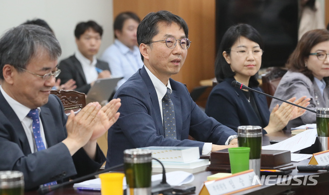 【세종=뉴시스】강종민 기자 = 30일 오전 정부세종청사 최저임금위원회 전원회의장에서 박준식 위원장이 2차 전원회의를 주재하고 있다.이날 이재갑 고용노동부 장관에게 위촉장을 받은 박 위원장은 위원들의 투표를 통해 위원장으로 선임됐다. 2019.05.30.&nbsp; ppkjm@newsis.com