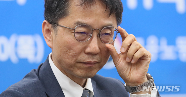 【세종=뉴시스】강종민 기자 = 30일 오전 정부세종청사 최저임금위원회 전원회의장에서 박준식 위원장이 안경을 고쳐쓰고 있다.이날 이재갑 고용노동부 장관에게 위촉장을 받은 박 위원장은 위원들의 투표를 통해 위원장으로 선임됐다. 2019.05.30.&nbsp; ppkjm@newsis.com